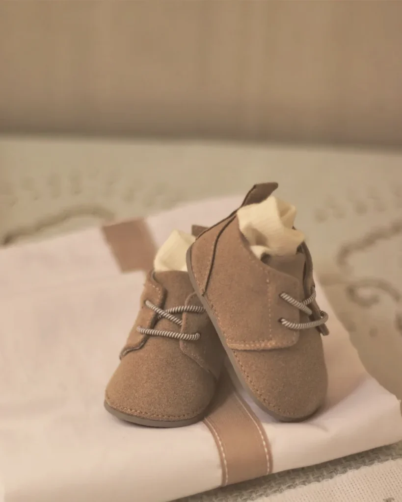 کفش چرمی بنددار قهوه‌ای نوزادی